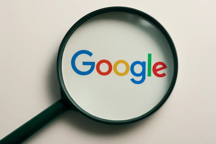 O que é aparecer no Google: lupa sobre o logo do Google com a palavra "Google" em destaque.